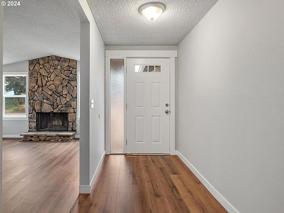 3rd image of 1004 SE Olympia Dr