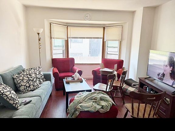 4th image of 5840 Sunrise Ave