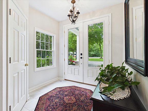 3rd image of 821 Oak Spring Ln
