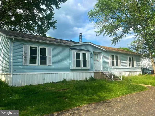 921 Lakeview Dr, Green Lane, PA 18054