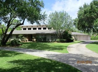 546 Oak Dr, Lake Jackson, TX 77566
