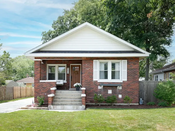 906 N President St, Wheaton, IL 60187