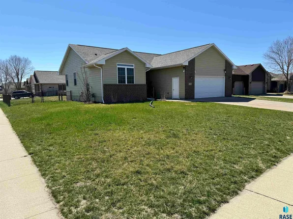 7501 W Loganberry St, Sioux Falls, SD 57106