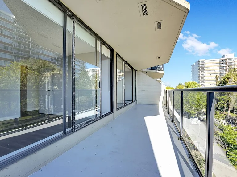 425 Simcoe St — Photo 9