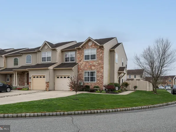 30 Glacier Dr, Berlin, NJ 08009