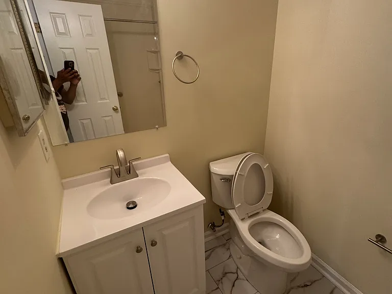 910 James Ct — Photo 4