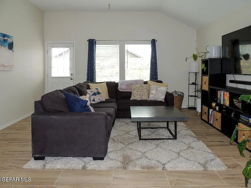 4 bed, 2.0 bath, 1658 sqft, $2,350 — Photo 4