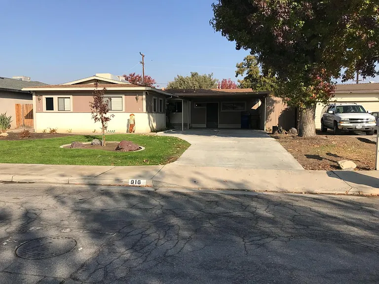 916 Mammoth Ave — Photo 3