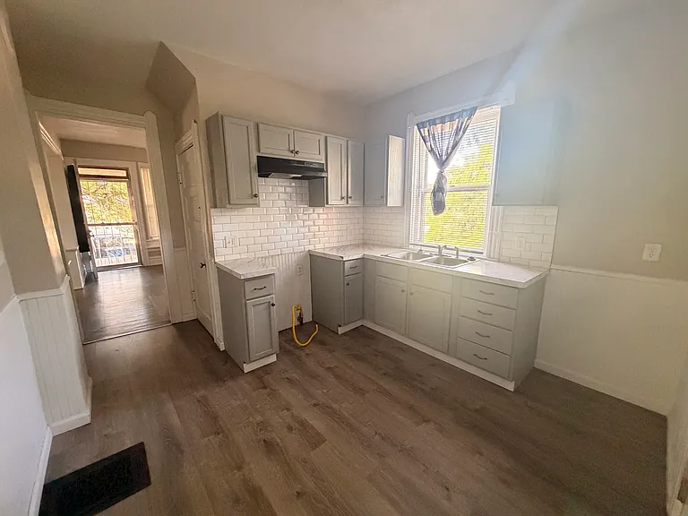 121 Machen St — Photo 9