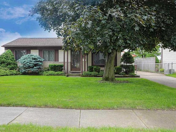 2nd image of 44252 Carrnation Dr