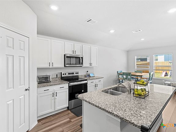 5th image of 165 Hugh Dr