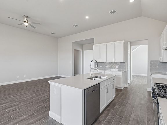 5th image of 601 Palazzo Pl