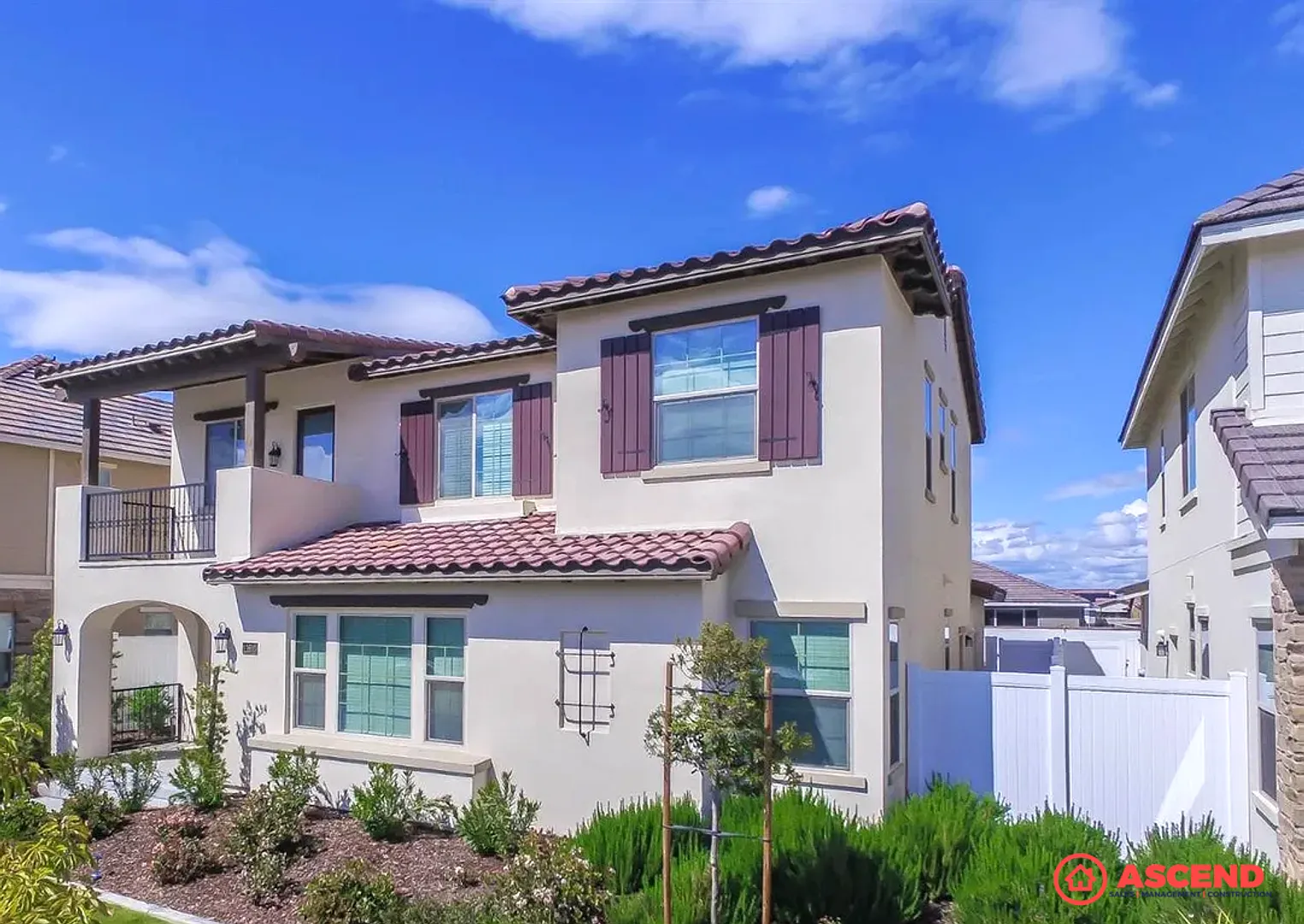 Stunning 4BR/3.5BA Home 2,300 SqFt | Gated Community w/ Pool, Gym & Clubhouse | Gardener Included! — Photo 2