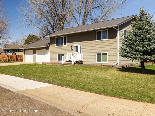 622 7th Ave E, Dickinson, ND 58601