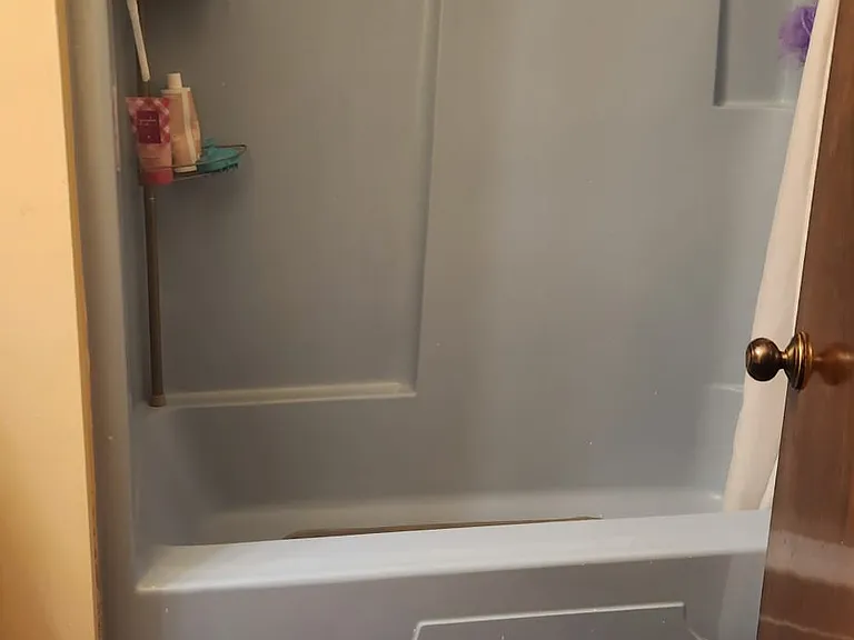 Shared shower/tub in full bathroom