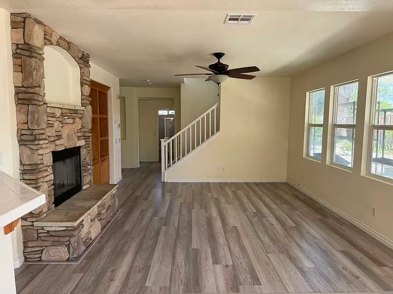 1070 Hawthorne Dr — Photo 10