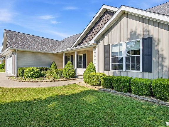 3rd image of 407 Prince Ln