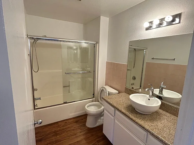 5320 Whitsett Ave #8 — Photo 38