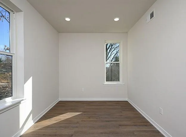 The Elm — Photo 11