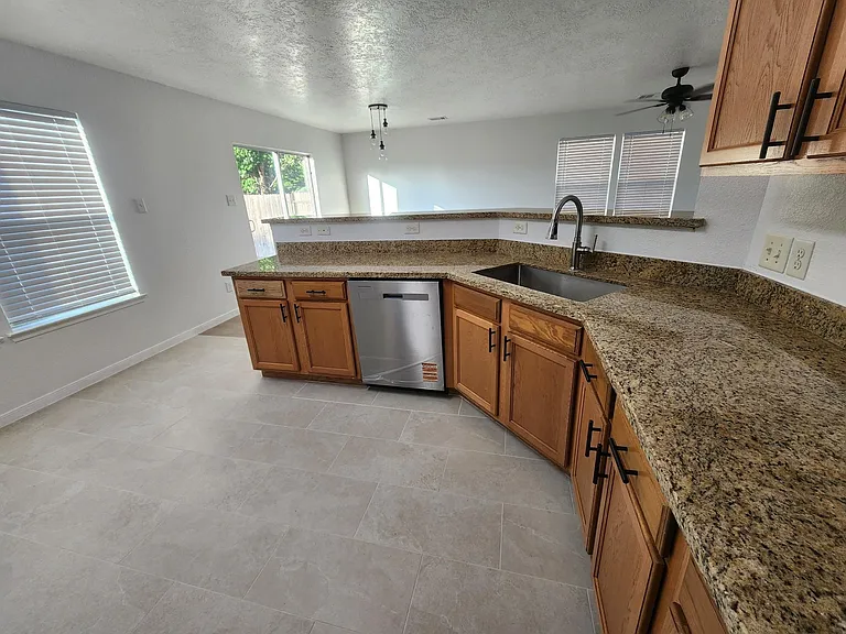 427 Remington Heights Dr — Photo 5
