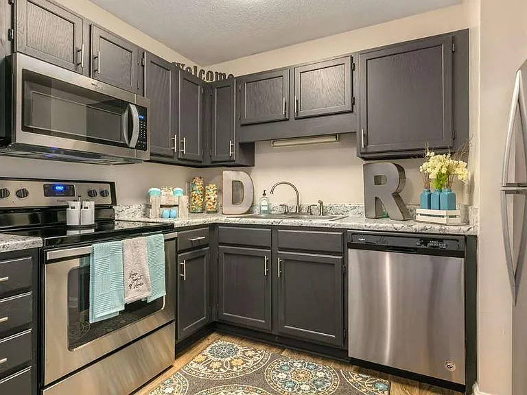 Deep River Pointe Apartments — Photo 2