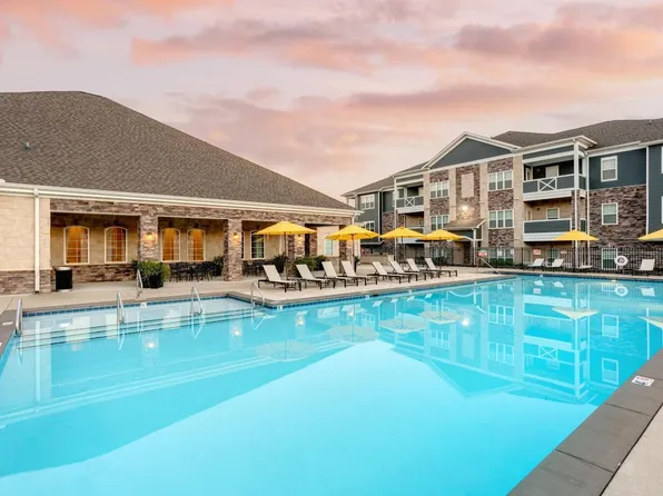 The Pointe at Five Oaks