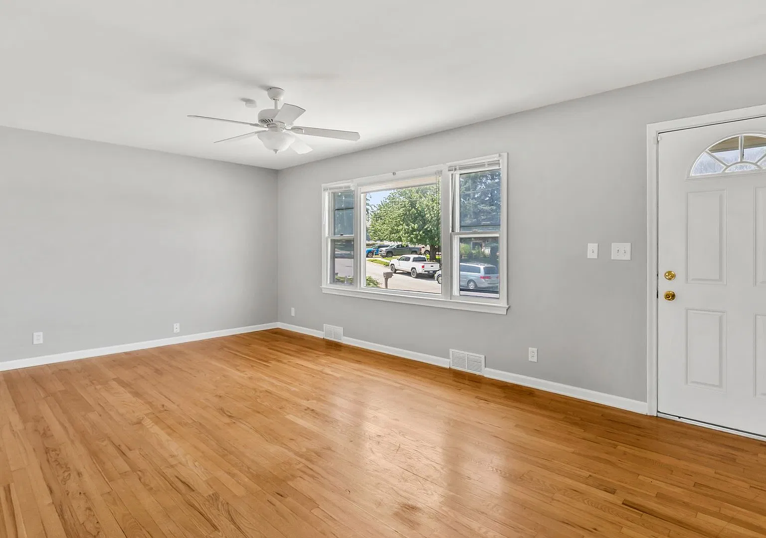 4 bed, 1984 sqft, $2,200 — Photo 4
