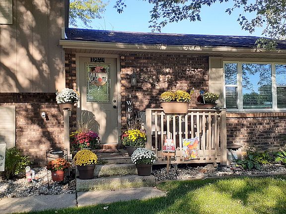 3rd image of 875 Stonewall Dr