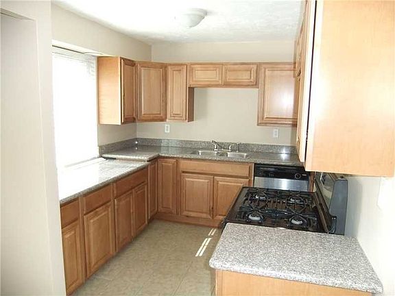 4th image of 727 Dehaviland Dr