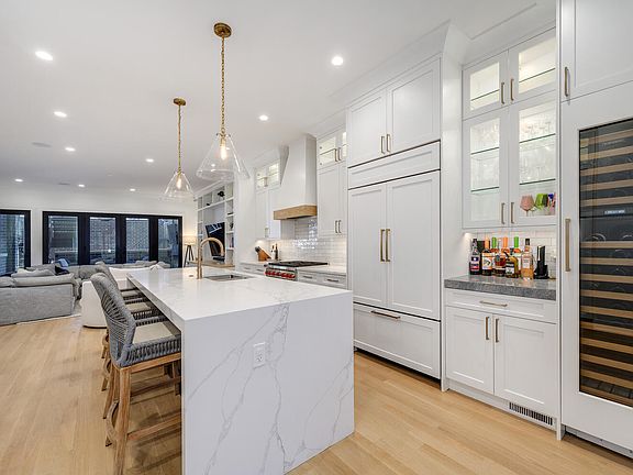 5th image of 2049 N Bissell St #1