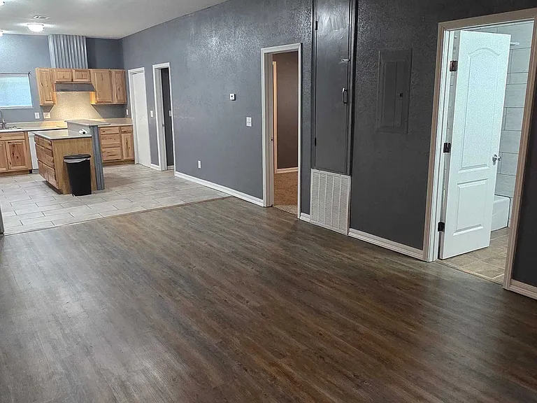 210 N Rowe St — Photo 6