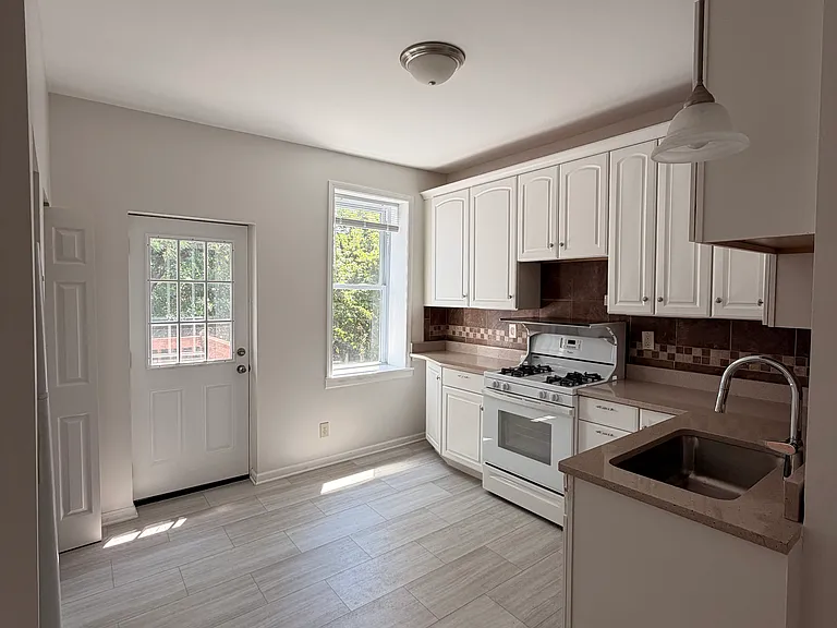 3850-3852 De Tonty St #3852A — Photo 7