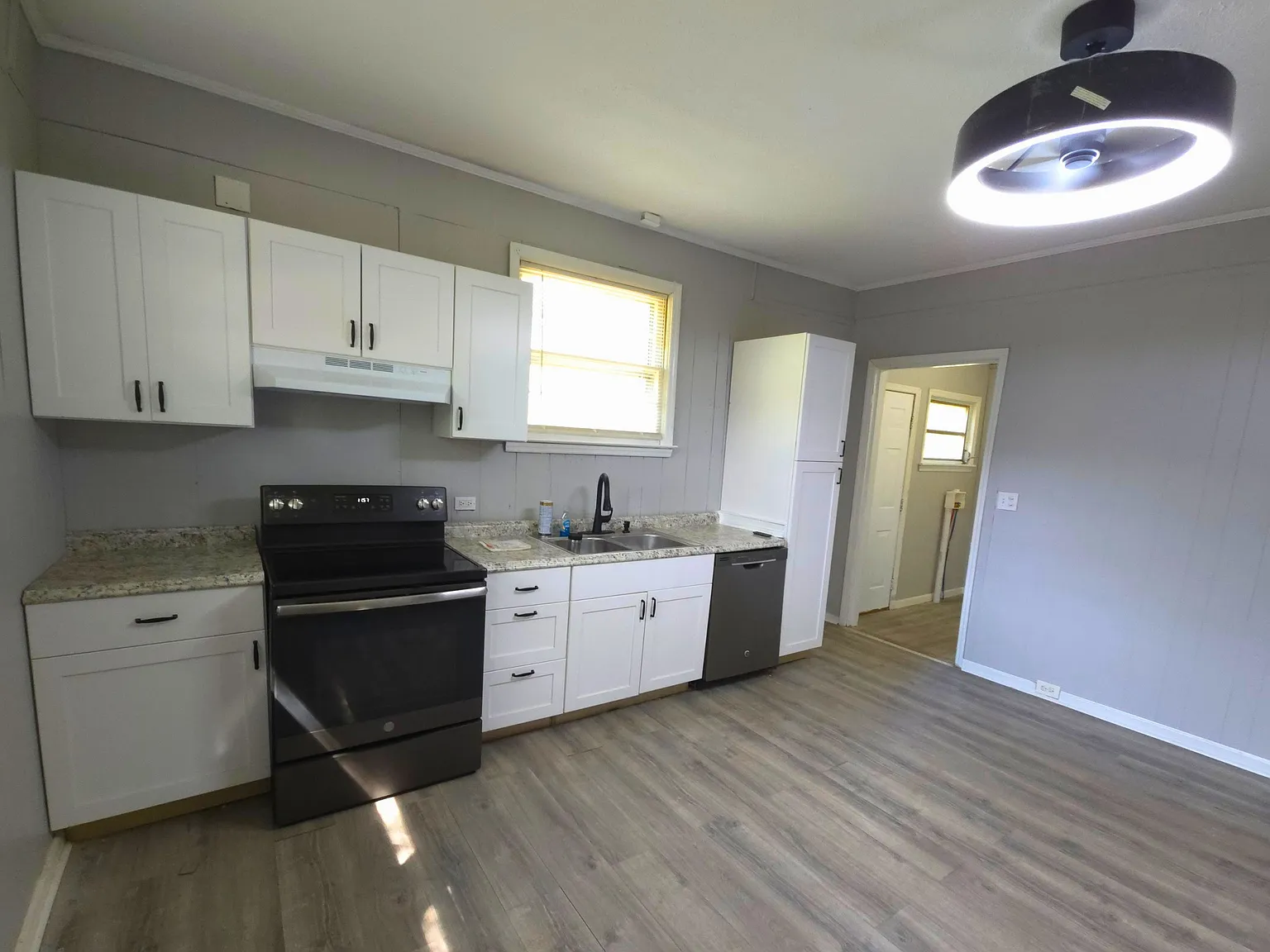 2 bed, 1024 sqft, $1,300 — Photo 2