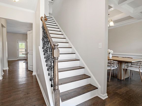 3rd image of 1033 Laredo Ln