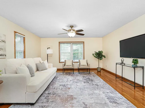 1112 Village Dr, Manhattan, KS 66503