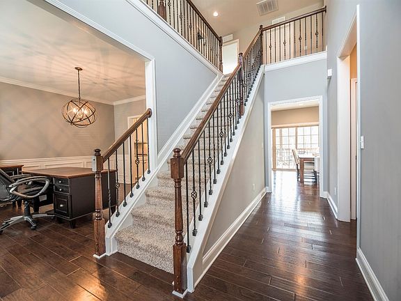5th image of 344 Manitoba Ln
