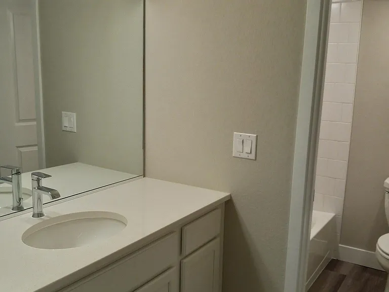 Downstairs full bathroom with shower/tub.