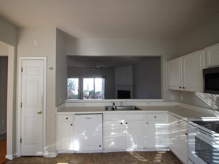 205 Canyon Lake Cir — Photo 4