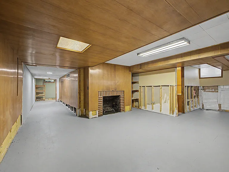 21236 Outer Dr — Photo 31