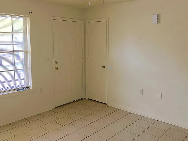 5828 Valley Dr — Photo 3
