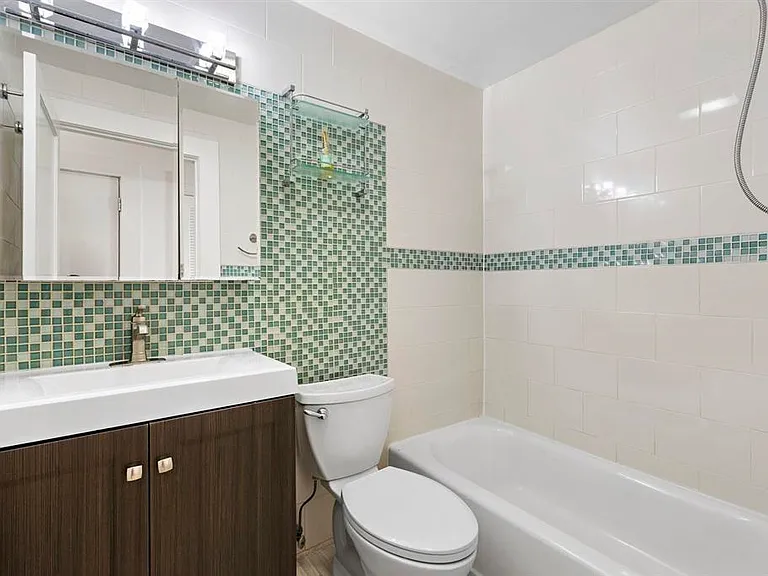 322 Grand St #3R — Photo 4