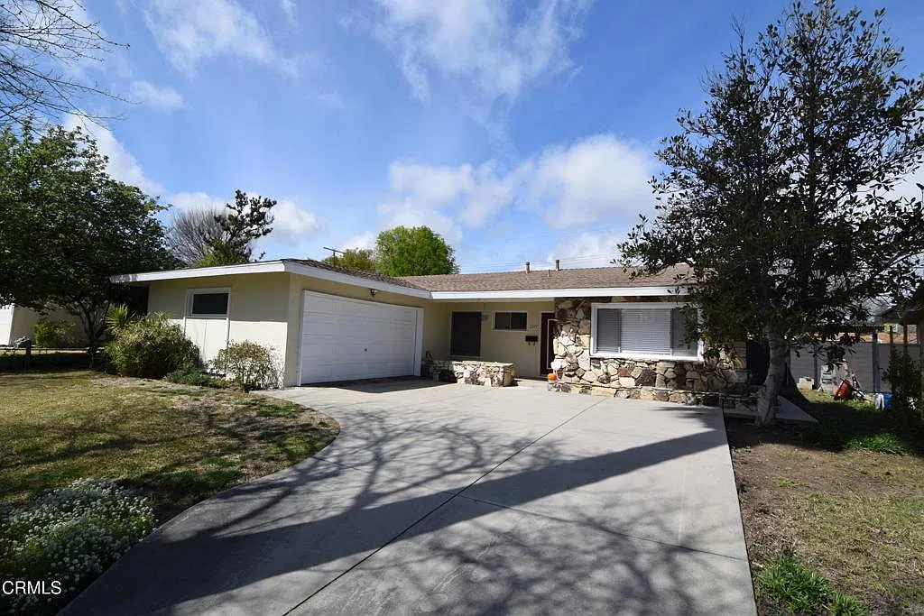 3 bed, 2.0 bath, 1570 sqft, $4,250 — Photo 1