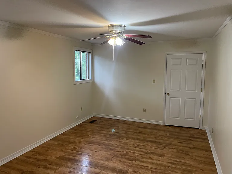 1008 Crest Dr — Photo 3
