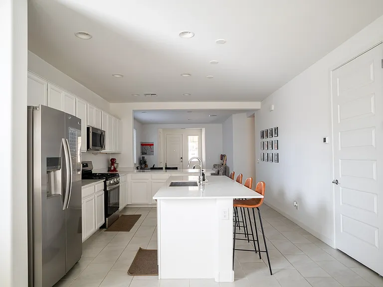 9511 W Roma Ave — Photo 3
