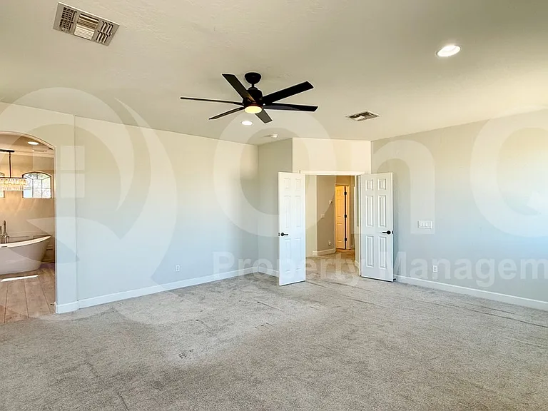 572 N Bell Dr — Photo 13
