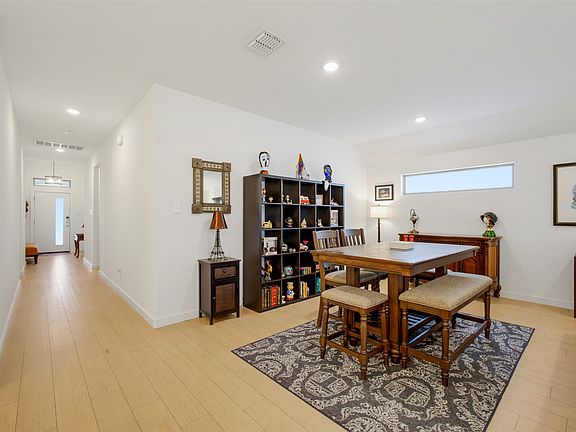 5th image of 916 Chinati St