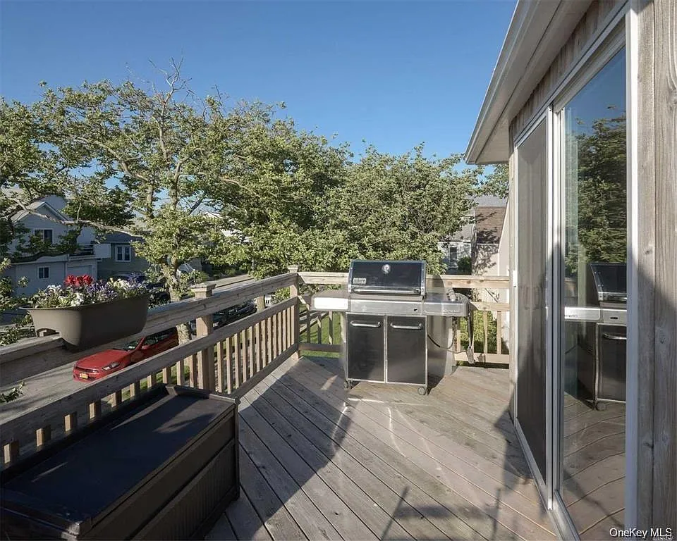 3 bed, 2.0 bath, 1600 sqft, $4,300 — Photo 2