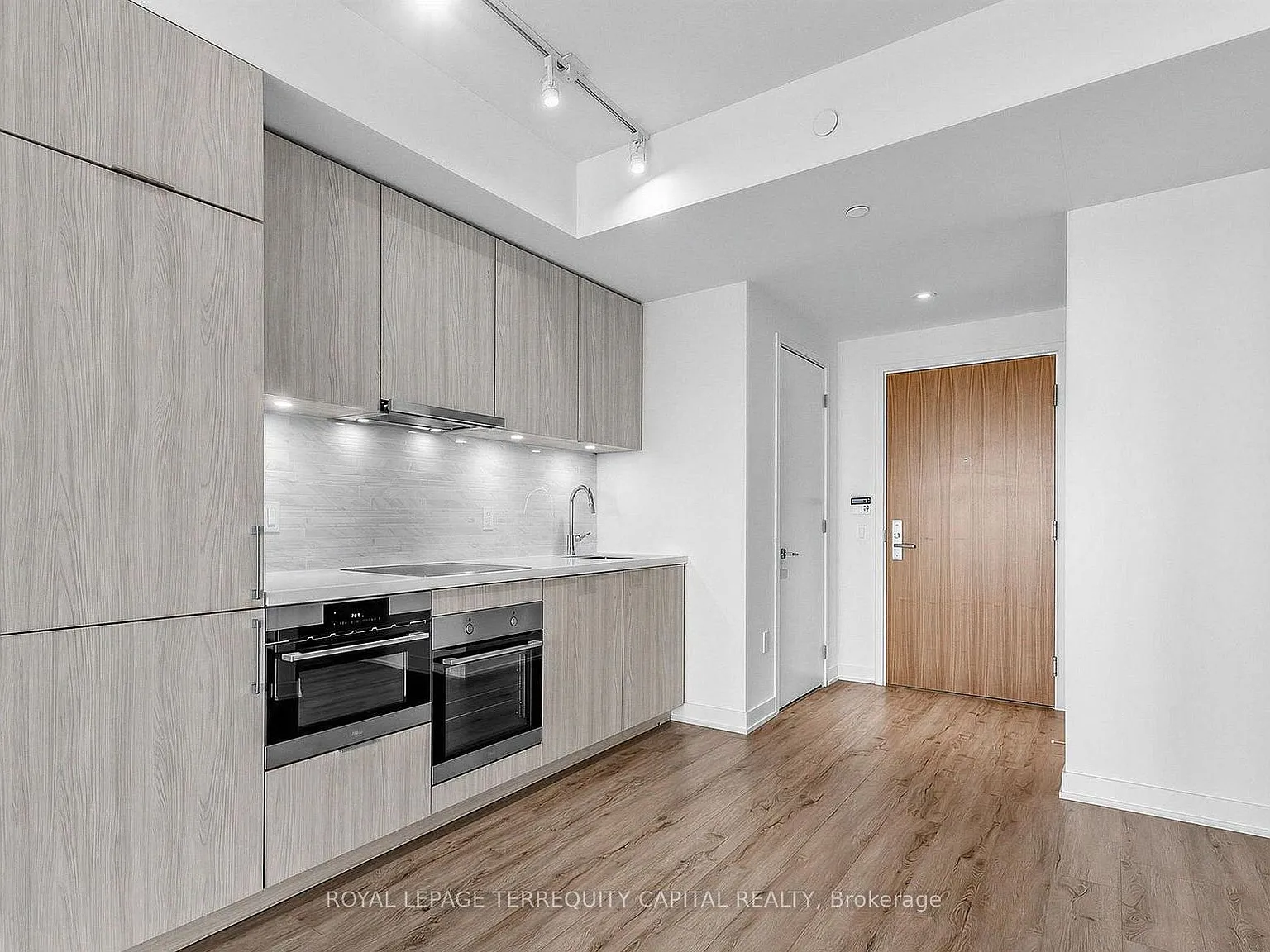15 Queens Quay E — Photo 4