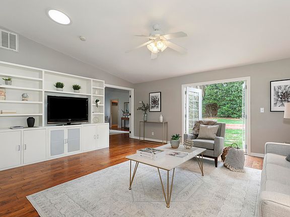 5th image of 17605 Blythe St