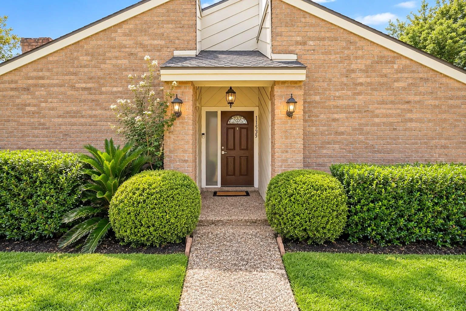 3 bed, 2.0 bath, 2316 sqft, $2,900 — Photo 2